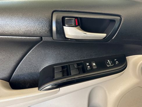 Used 2014 Toyota Camry LE FWD image 11