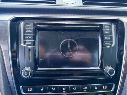 Used 2017 Volkswagen Passat 1.8T SE w/ SE Lighting Package FWD image 11