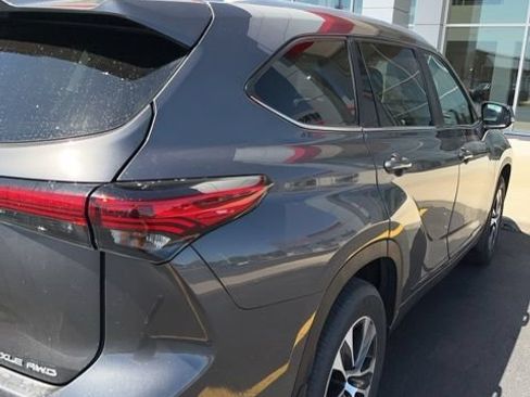 Used 2023 Toyota Highlander XLE AWD/4WD image 4