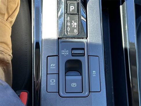 Certified 2025 Toyota Prius LE image 28