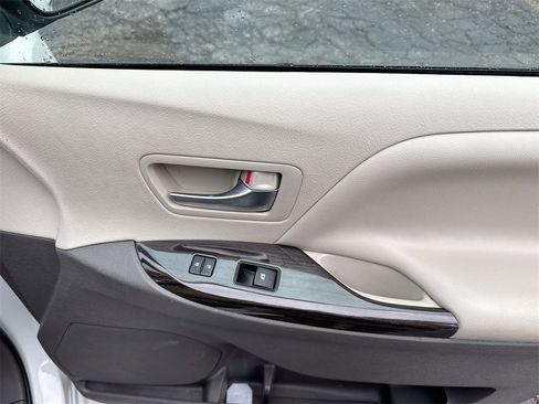 Used 2020 Toyota Sienna XLE image 33