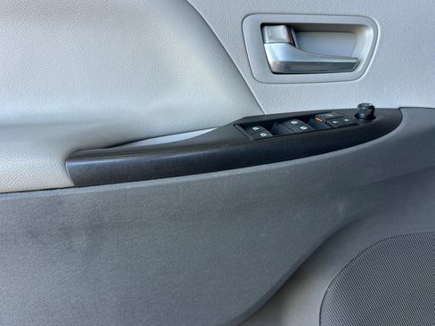 Certified 2018 Toyota Sienna LE w/ Carpet Mat Package FWD image 13