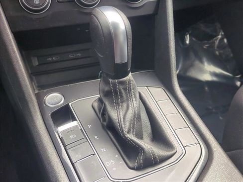Used 2021 Volkswagen Tiguan SE FWD image 4
