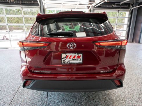 Used 2021 Toyota Highlander XLE AWD/4WD image 3