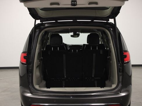 Used 2023 Chrysler Pacifica Touring-L FWD image 10