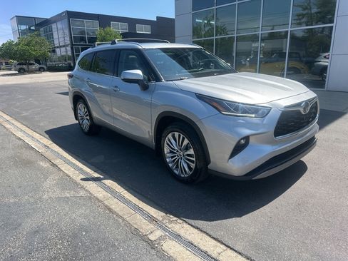 Used 2025 Toyota Highlander Platinum image 3