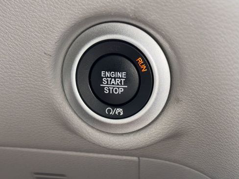 Used 2023 Chrysler Pacifica Touring-L FWD image 16