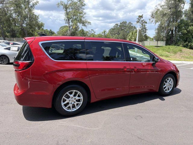 Used 2025 Chrysler Pacifica Select FWD image 2