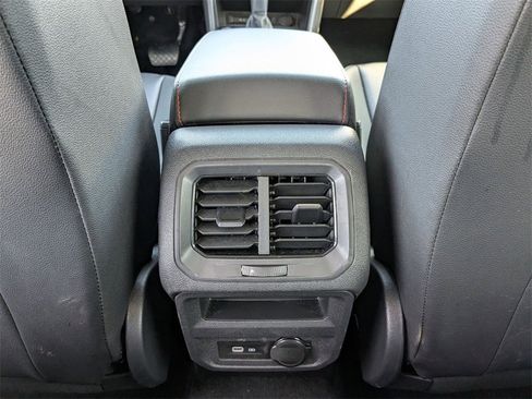 Used 2024 Volkswagen Tiguan SE image 29