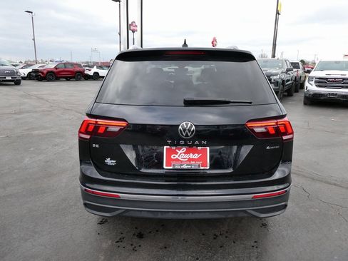 Used 2022 Volkswagen Tiguan SE w/ Panoramic Sunroof Package image 6