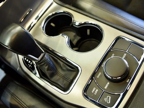 Used 2022 Jeep Grand Cherokee Laredo X image 15