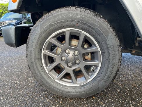Used 2018 Jeep Wrangler Unlimited Sahara AWD/4WD image 8