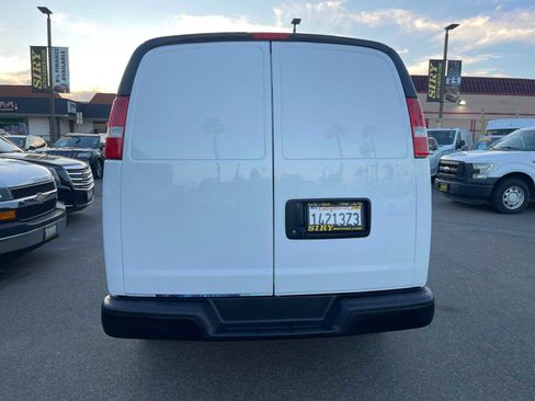Used 2022 Chevrolet Express 3500 w/ Driver Convenience Package image 4
