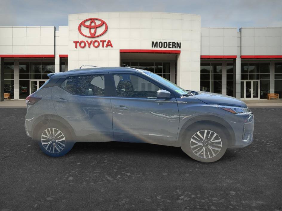 Used 2022 Nissan Kicks SV w/ Interior Electronics Package FWD image 11