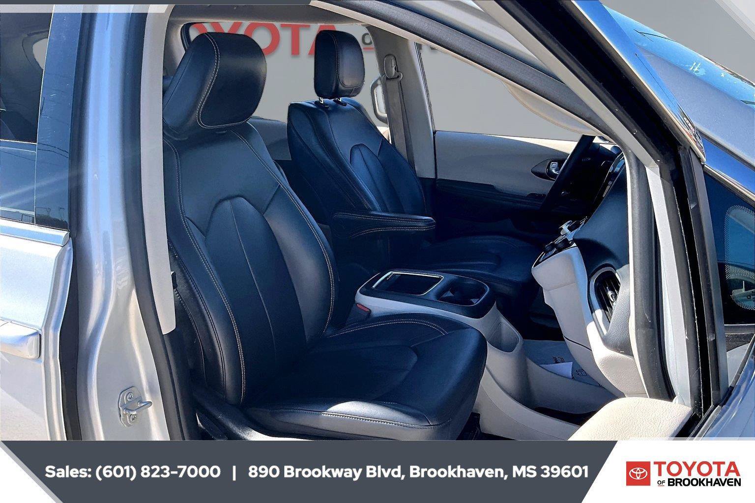 Used 2024 Chrysler Pacifica Touring-L FWD image 6