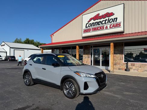 Used 2024 Nissan Kicks SV FWD image 2