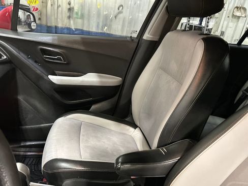 Used 2018 Chevrolet Trax LT w/ LT Convenience Package image 19