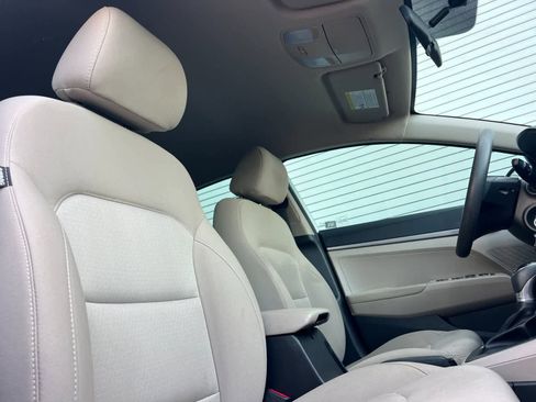Used 2018 Hyundai Elantra SE image 17