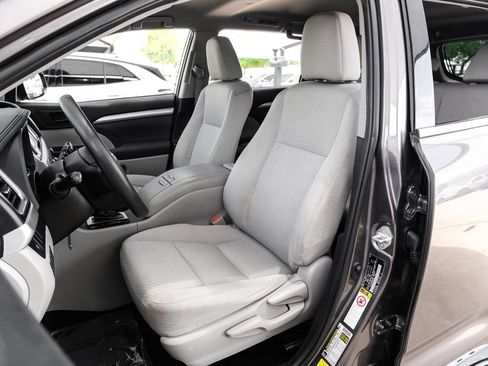 Used 2019 Toyota Highlander LE FWD image 33