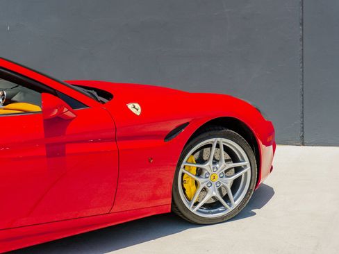 Used 2016 Ferrari California T RWD image 36