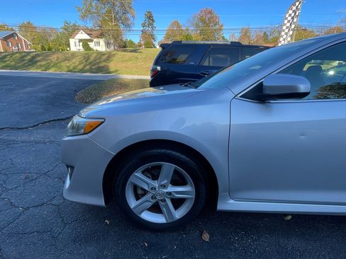 Used 2014 Toyota Camry SE image 2