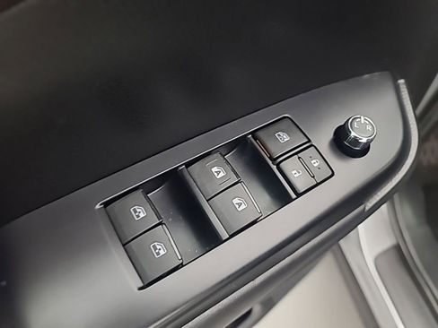 Used 2016 Toyota Highlander XLE AWD/4WD image 25