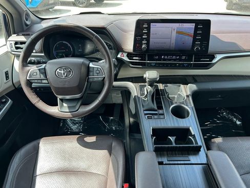 Used 2023 Toyota Sienna Platinum FWD image 18
