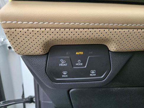 Used 2024 Volkswagen Atlas Cross Sport SE AWD/4WD image 16