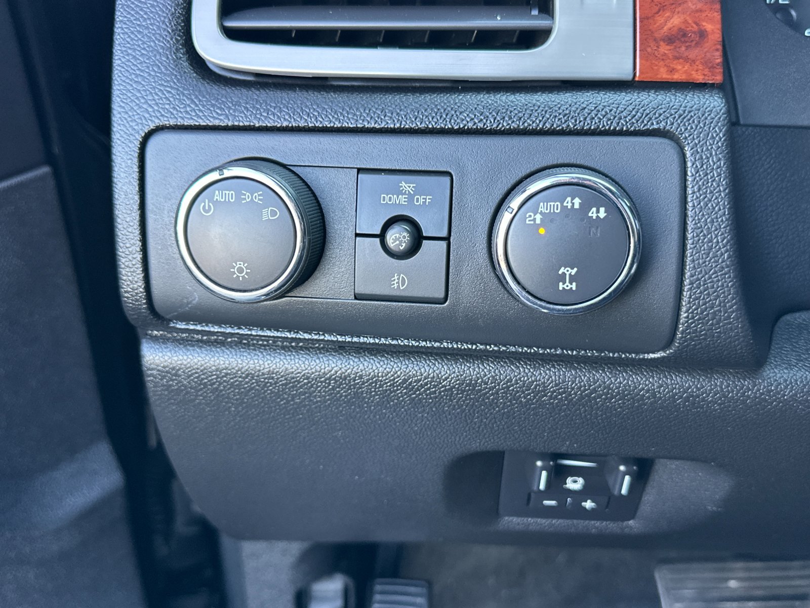 Used 2013 Chevrolet Avalanche LTZ AWD/4WD image 26