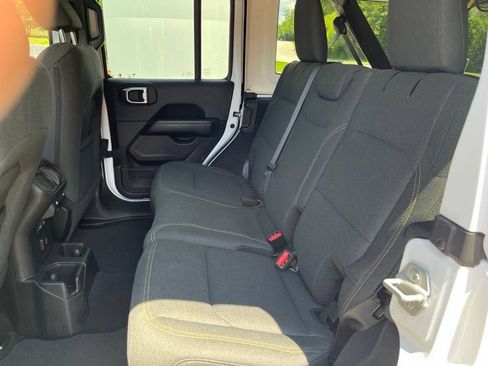 Used 2025 Jeep Wrangler Unlimited Sahara AWD/4WD image 30