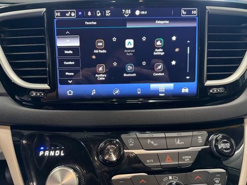 Used 2024 Chrysler Pacifica Touring-L FWD image 12