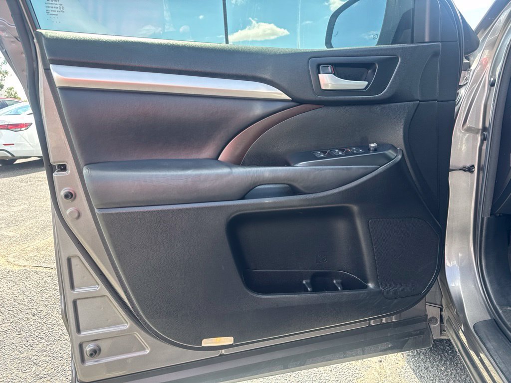 Used 2017 Toyota Highlander XLE AWD/4WD image 10