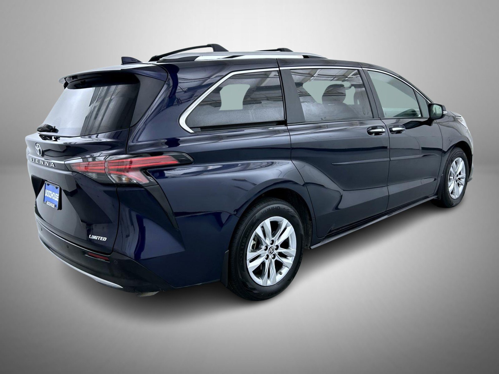 Used 2025 Toyota Sienna Limited AWD/4WD image 5