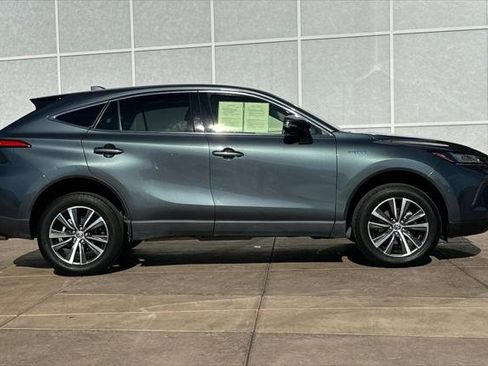 Certified 2021 Toyota Venza LE image 3