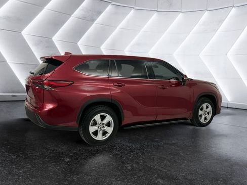 Used 2021 Toyota Highlander LE FWD image 4