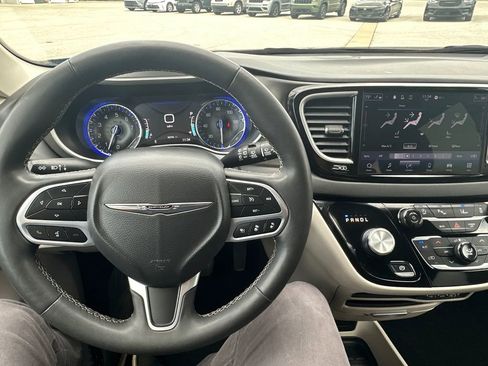 Used 2024 Chrysler Pacifica Touring-L image 25