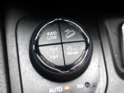 Used 2019 Jeep Cherokee Trailhawk image 80