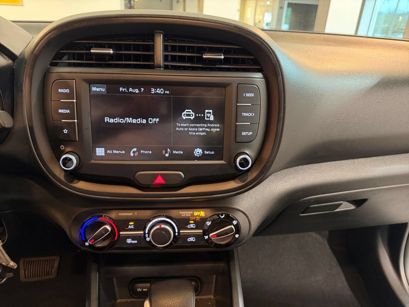 Used 2025 Kia Soul LX w/ LX Technology Package FWD image 16