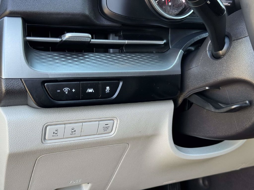 Used 2022 Kia Carnival LX FWD image 9