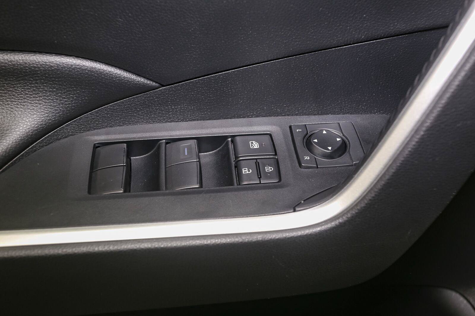 Used 2021 Toyota RAV4 XLE AWD/4WD image 41
