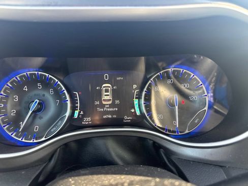 Used 2024 Chrysler Pacifica Touring-L FWD image 15