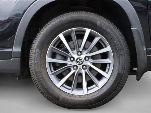 Used 2018 Toyota Highlander XLE AWD/4WD image 9