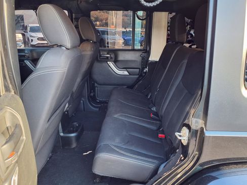 Used 2018 Jeep Wrangler Unlimited Sahara w/ Connectivity Group image 11