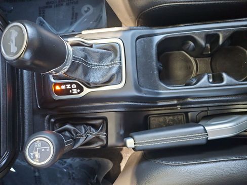 Used 2021 Jeep Wrangler Unlimited Sahara w/ Cold Weather Group AWD/4WD image 15