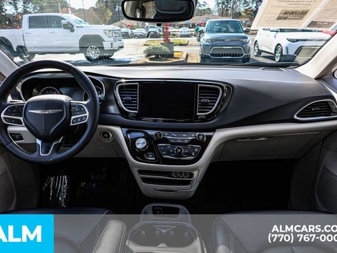 Used 2024 Chrysler Pacifica Touring-L image 32