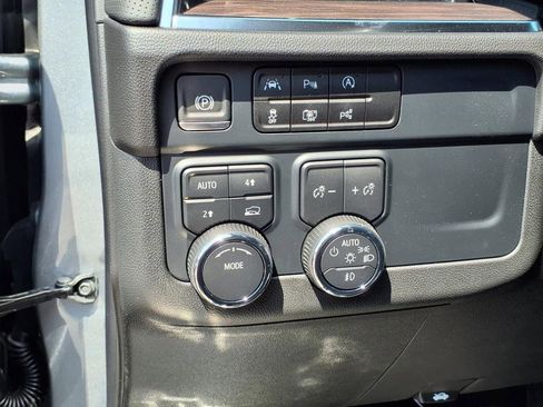 New 2025 Chevrolet Suburban Premier image 17