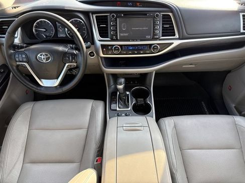 Used 2018 Toyota Highlander Limited Platinum AWD/4WD image 11