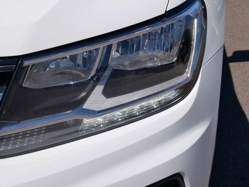 Used 2021 Volkswagen Tiguan SE w/ Panoramic Sunroof Package image 16