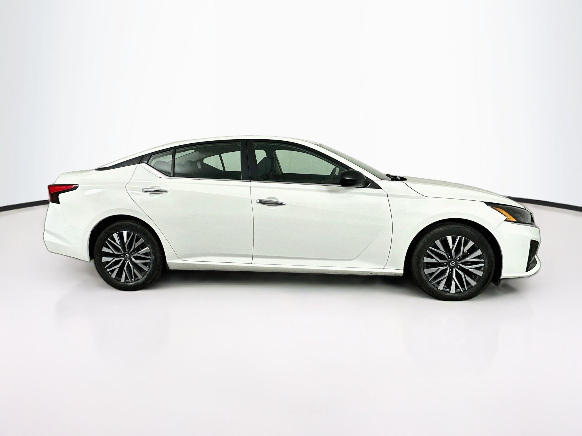 Used 2025 Nissan Altima 2.5 SV FWD image 10