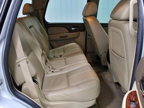 Used 2010 GMC Yukon SLT w/ SLT-2 Equipment Package AWD/4WD image 22